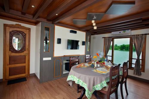 Кумараком: Abad Premium House Boat