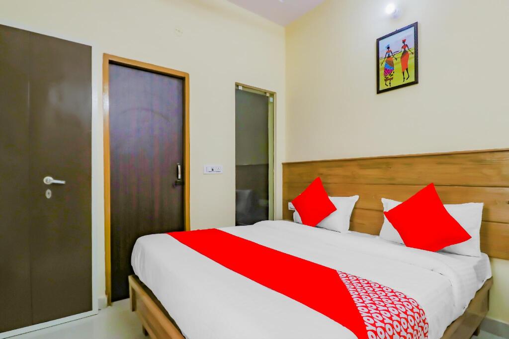 Super OYO 77472 Krishna Hotel By Rhg — фото 1