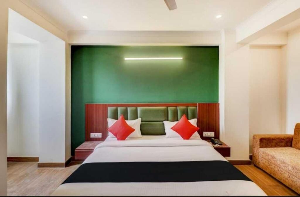 Нью-Дели: OYO 92328 Admi Suites