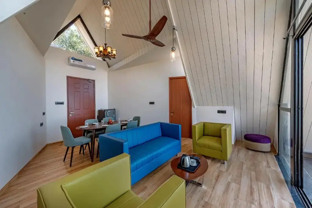 Хандала: SaffronStays Hillside Harriers - A Frame Chalets with bathtub for couples