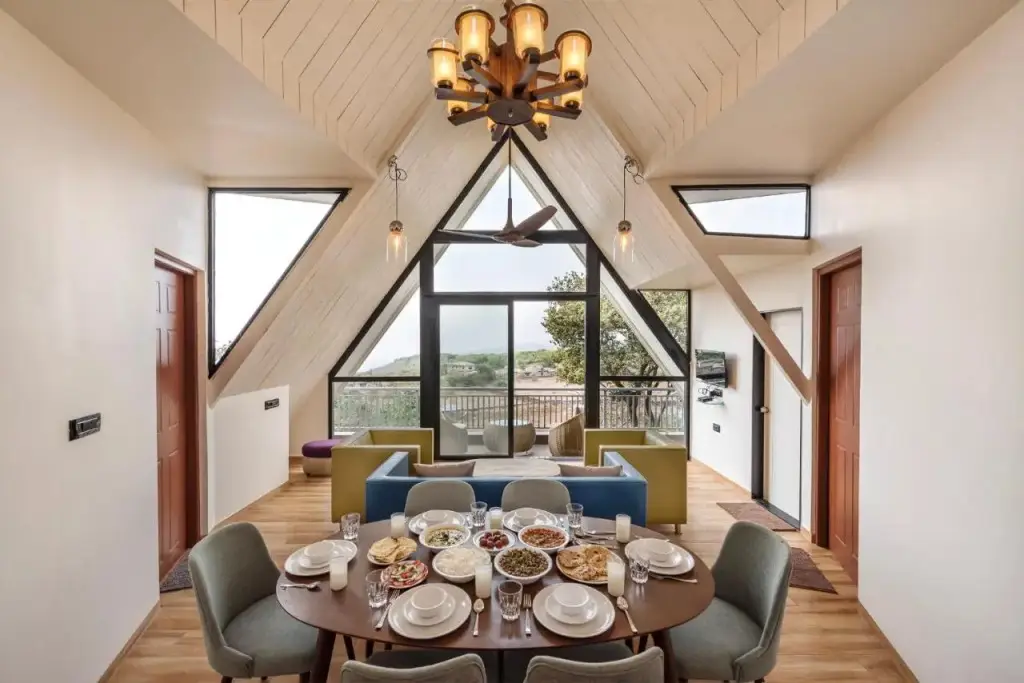 Хандала: SaffronStays Hillside Harriers - A Frame Chalets with bathtub for couples