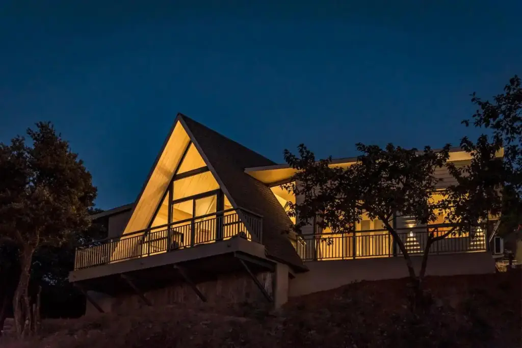 Хандала: SaffronStays Hillside Harriers - A Frame Chalets with bathtub for couples