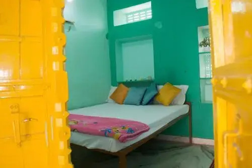 Пушкар: 12 Monks Backpackers Community