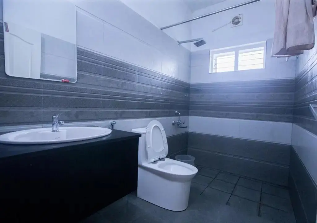 Куттикканам: White Stone Cottage Vagamon by Voye Homes