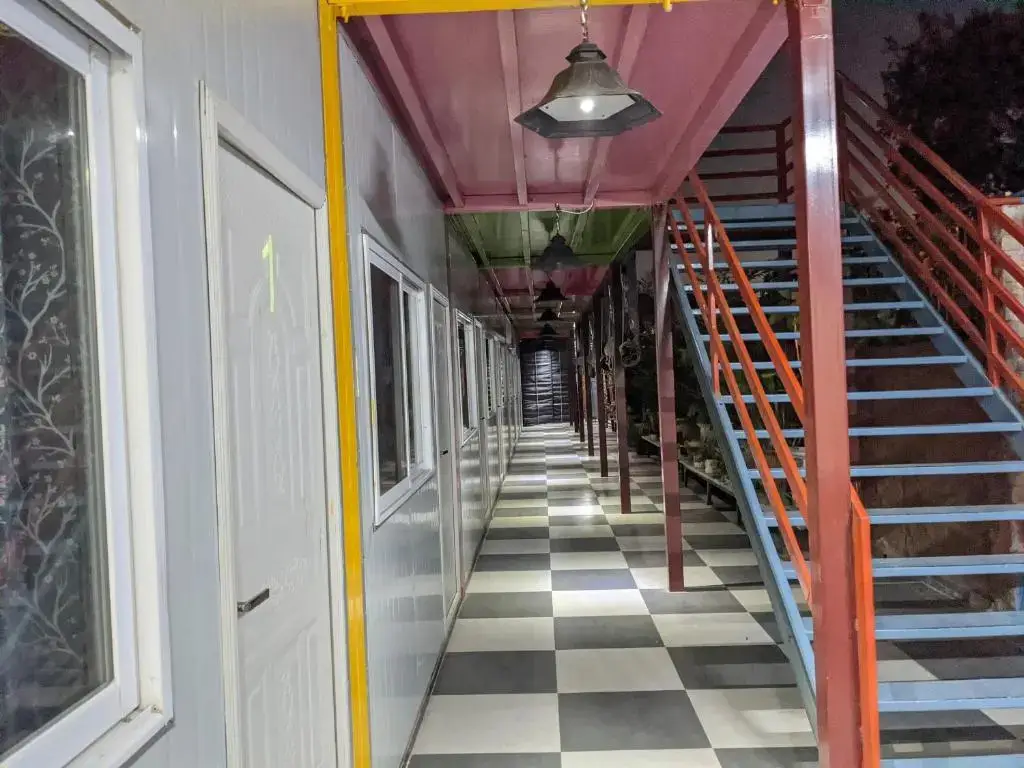 Нью-Дели: Private Rooms with International Airport View