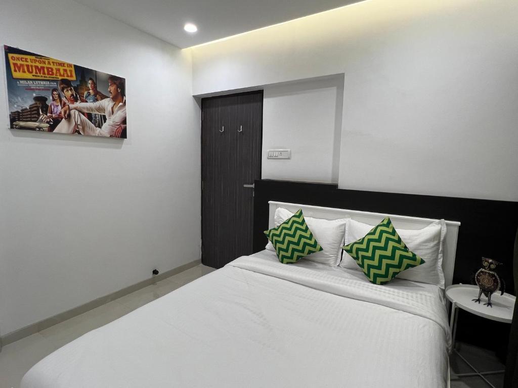 Мумбаи: 2BR Mumbai theme service apartment for staycation by FLORA STAYS