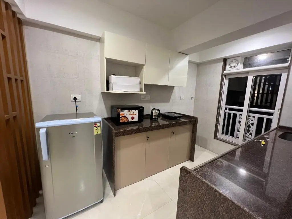 Мумбаи: 2BR Mumbai theme service apartment for staycation by FLORA STAYS