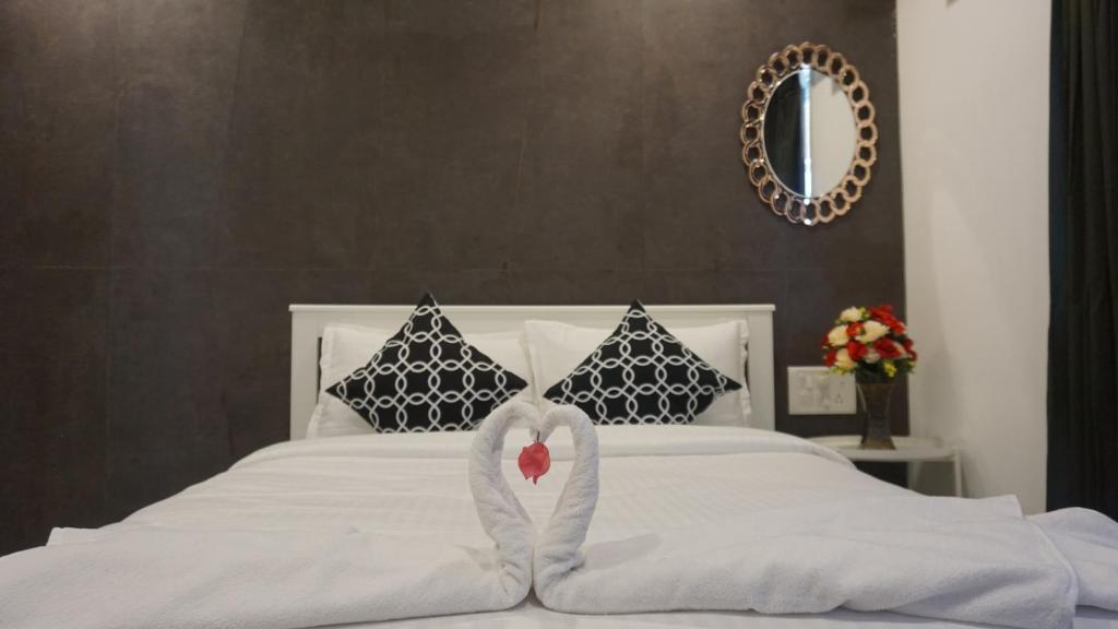 Мумбаи: 2BR Mumbai theme service apartment for staycation by FLORA STAYS