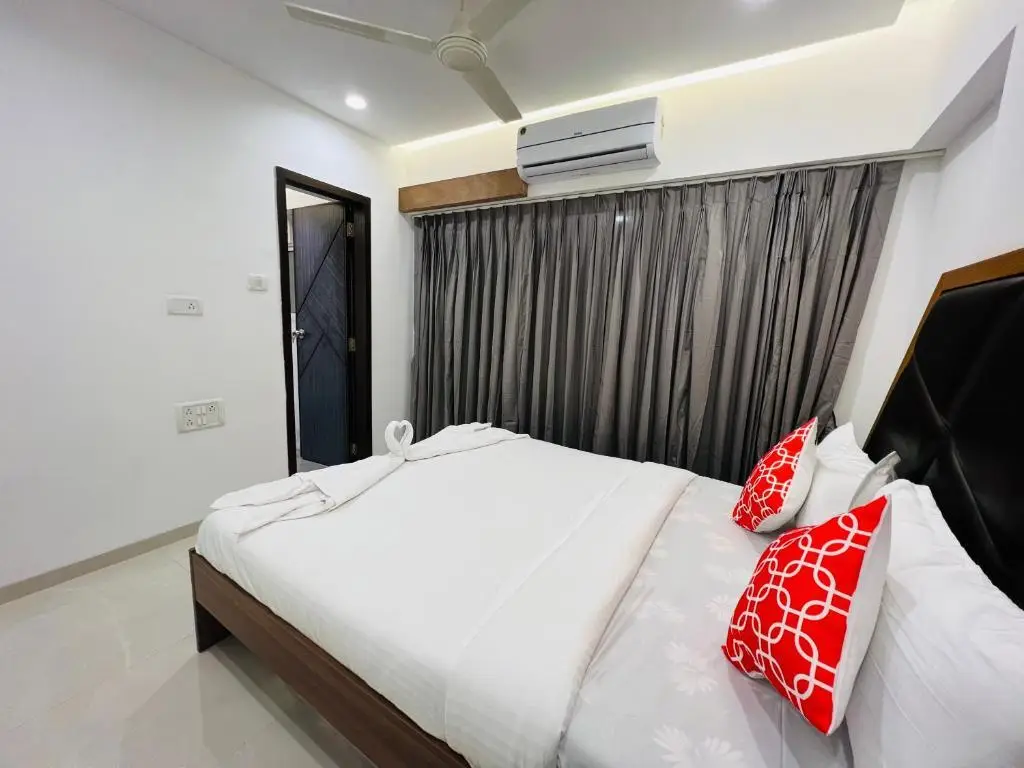 Мумбаи: 2BR Mumbai theme service apartment for staycation by FLORA STAYS