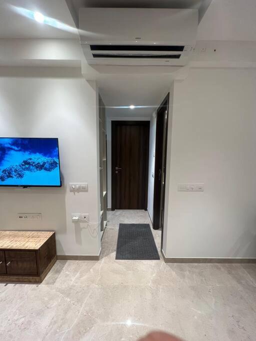 1BR Mumbai theme Apartment In Powai by Florastays — фото 1