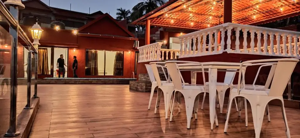 Мумбаи: Villa 406, Dr Wade with Private Pool and Gazebo in Royal Palms Mumbai