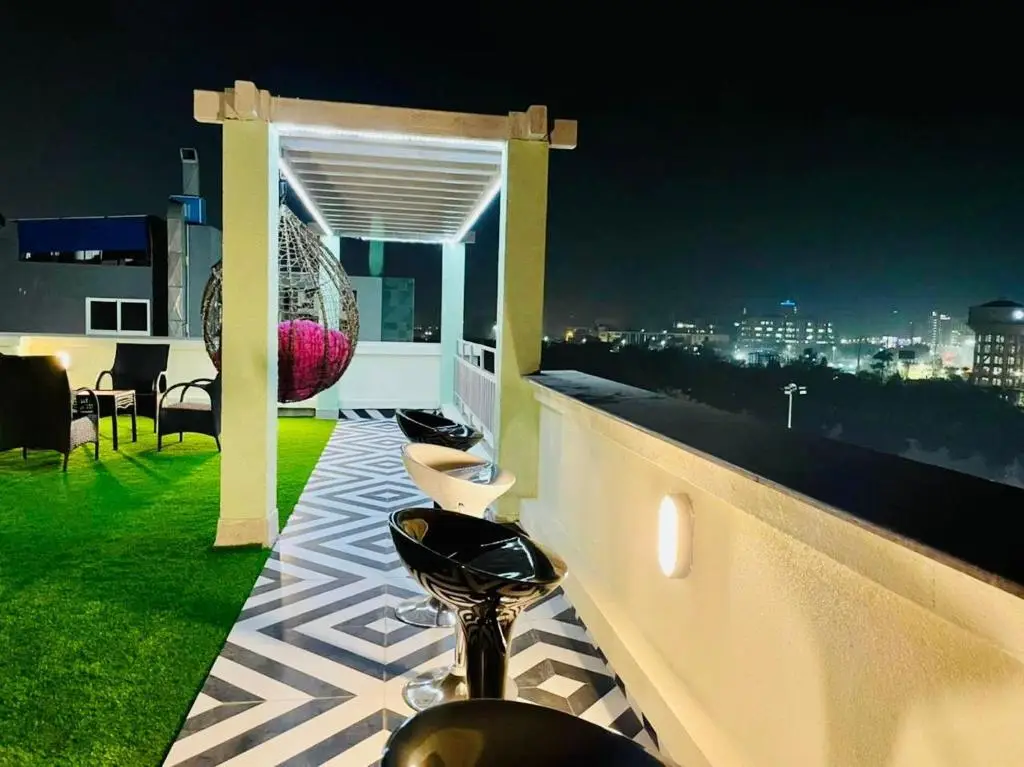 Колката: BluO Lake View 1BHK New Town - Terrace Garden, Gym