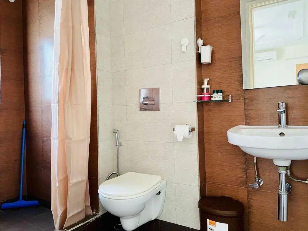 Колката: BluO Lake View 1BHK New Town - Terrace Garden, Gym