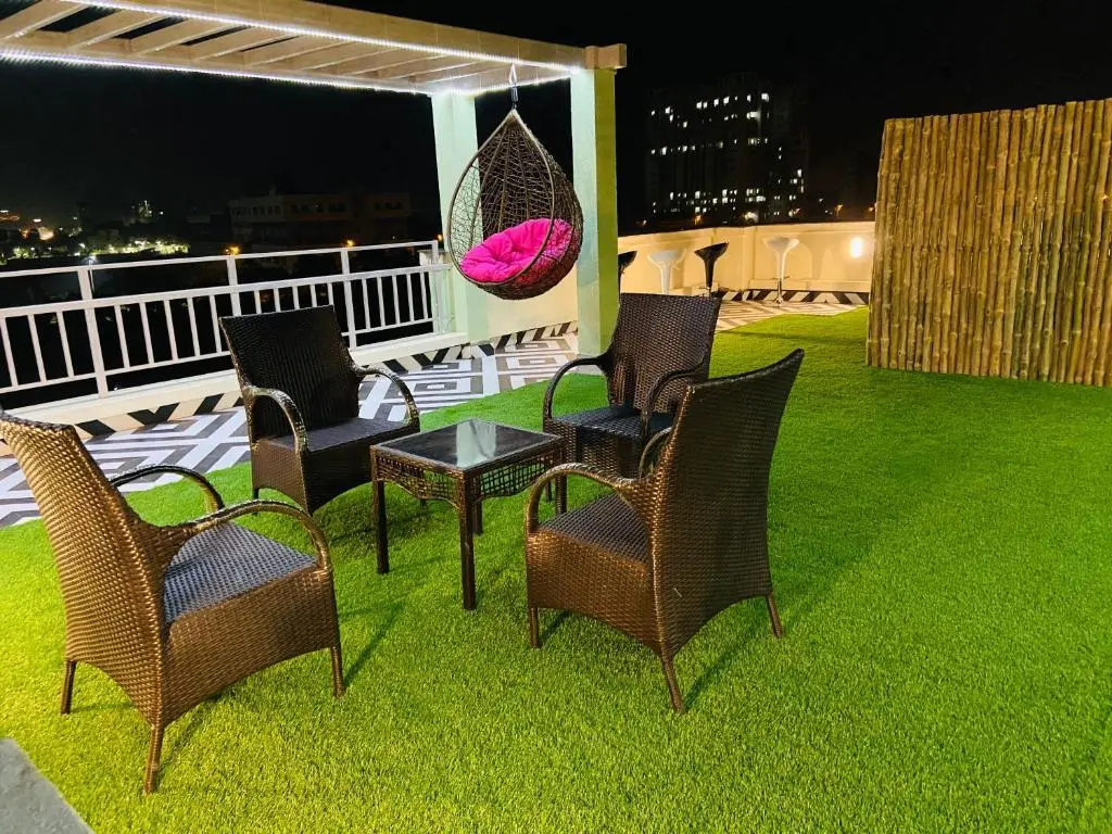 Колката: BluO Lake View 1BHK New Town - Terrace Garden, Gym