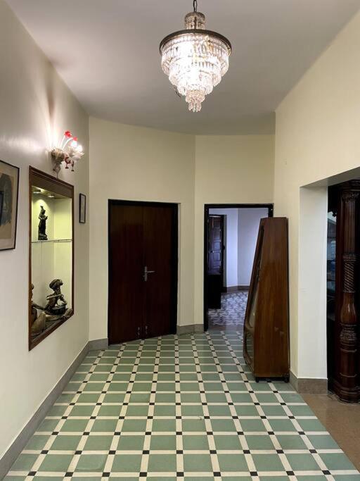 Колката: Lovely 4 bedroom condo