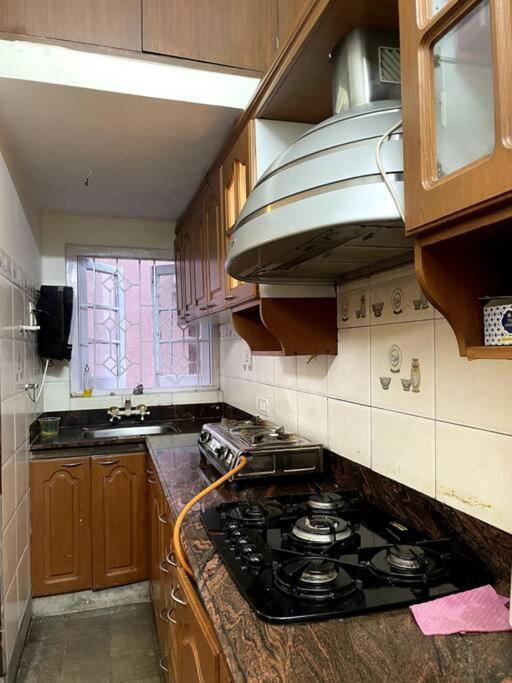 Колката: Lovely 4 bedroom condo