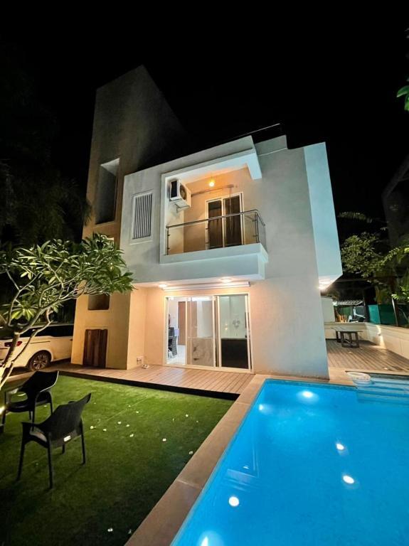 Лонавала: Deena Villa - A Luxury 3BHK Private Pool Villa
