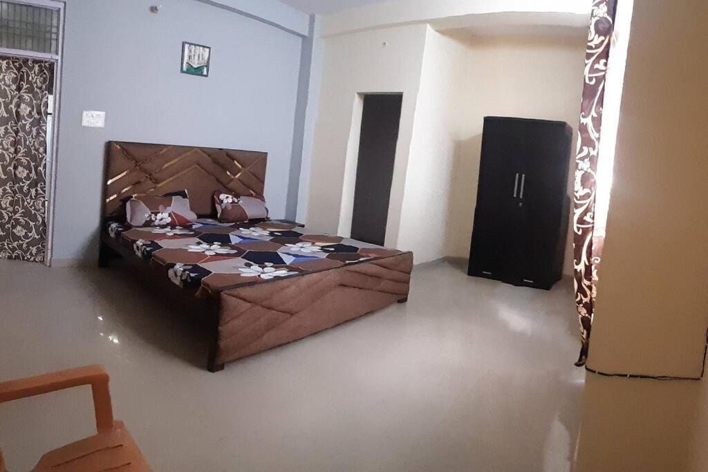 Варанаси: 1bedroom ensuit flat with free covered car parking