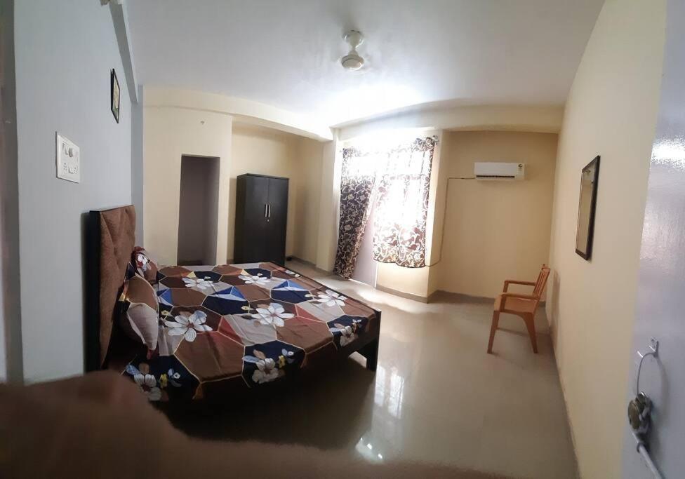 Варанаси: 1bedroom ensuit flat with free covered car parking