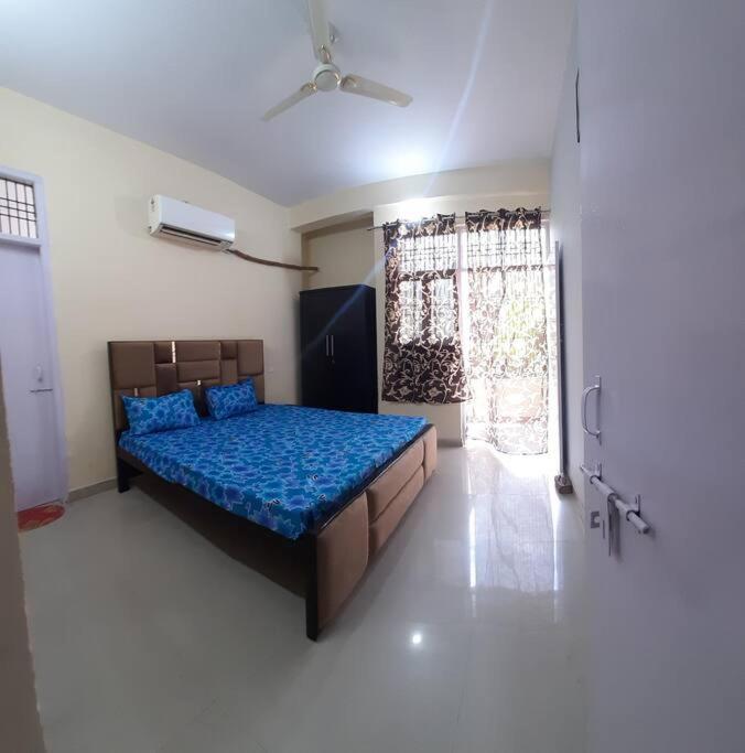 Варанаси: 1bedroom ensuit flat with free covered car parking