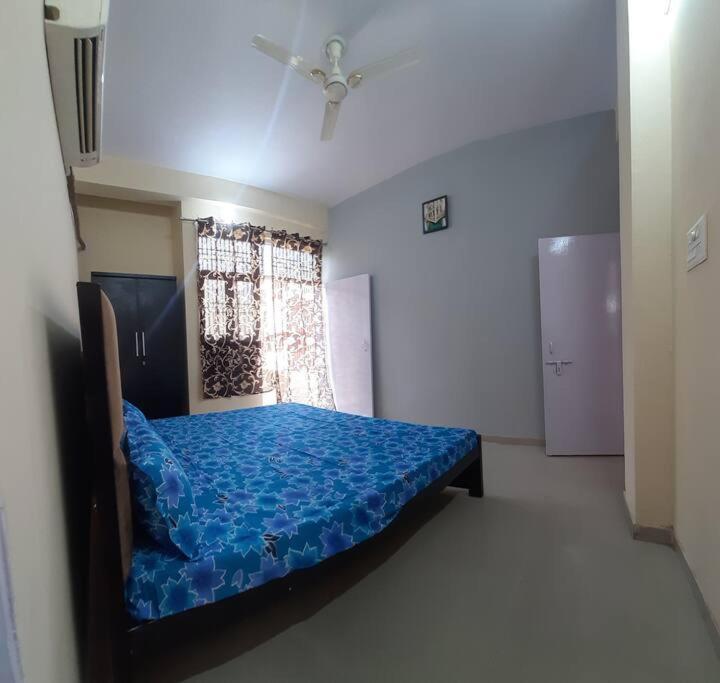 Варанаси: 1bedroom ensuit flat with free covered car parking