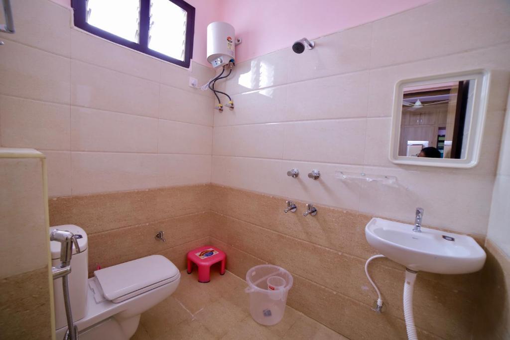 Тирупати: TrueLife Homestays - Royal Nagar - Location - Luxury - Service - Near Railway Station on the way to Tirumala Temple - Fast WiFi - Kitchen - Fully Furnished AC 2BHK Service Apartments for Families visiting Tirupati Temple - Top Service with lots of Love
