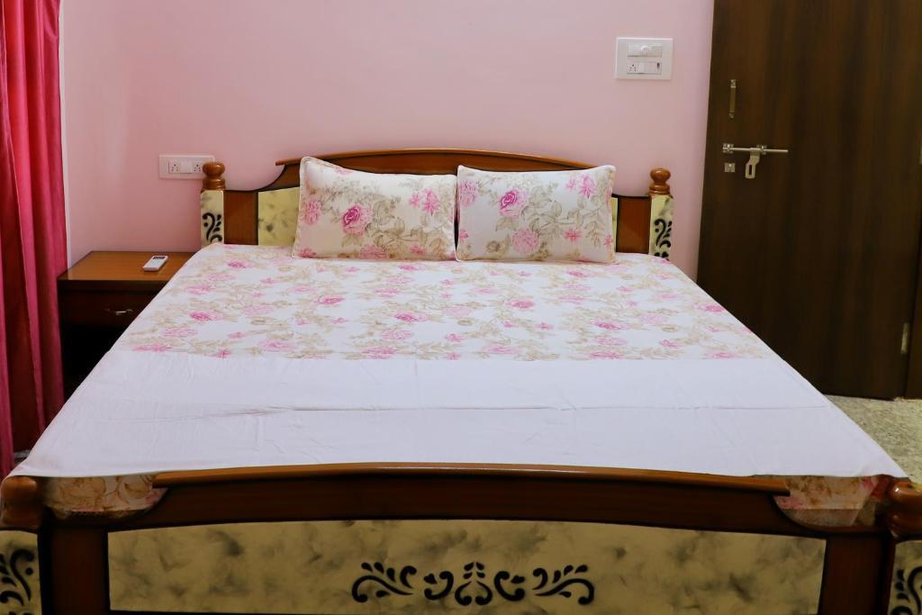 Тирупати: TrueLife Homestays - Royal Nagar - Location - Luxury - Service - Near Railway Station on the way to Tirumala Temple - Fast WiFi - Kitchen - Fully Furnished AC 2BHK Service Apartments for Families visiting Tirupati Temple - Top Service with lots of Love