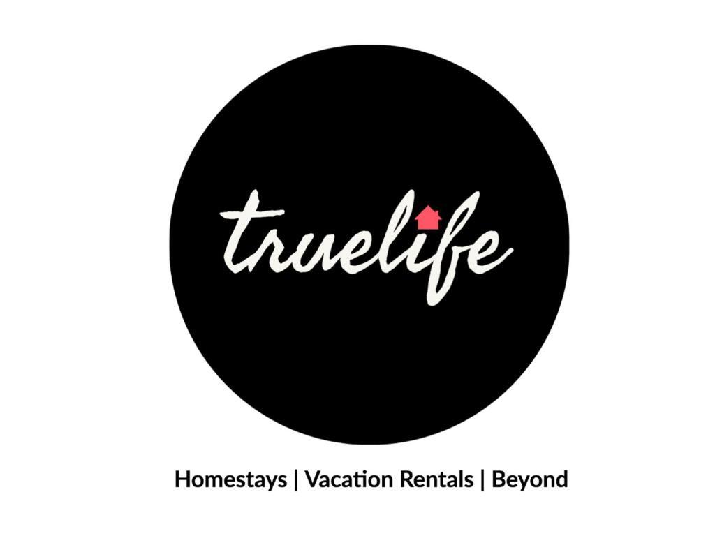 Тирупати: TrueLife Homestays - Royal Nagar - Location - Luxury - Service - Near Railway Station on the way to Tirumala Temple - Fast WiFi - Kitchen - Fully Furnished AC 2BHK Service Apartments for Families visiting Tirupati Temple - Top Service with lots of Love