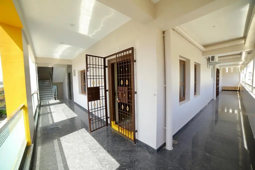 TrueLife Homestays - Royal Nagar - Location - Luxury - Service - Near Railway Station on the way to Tirumala Temple - Fast WiFi - Kitchen - Fully Furnished AC 2BHK Service Apartments for Families visiting Tirupati Temple - Top Service with lots of Love — фото 1