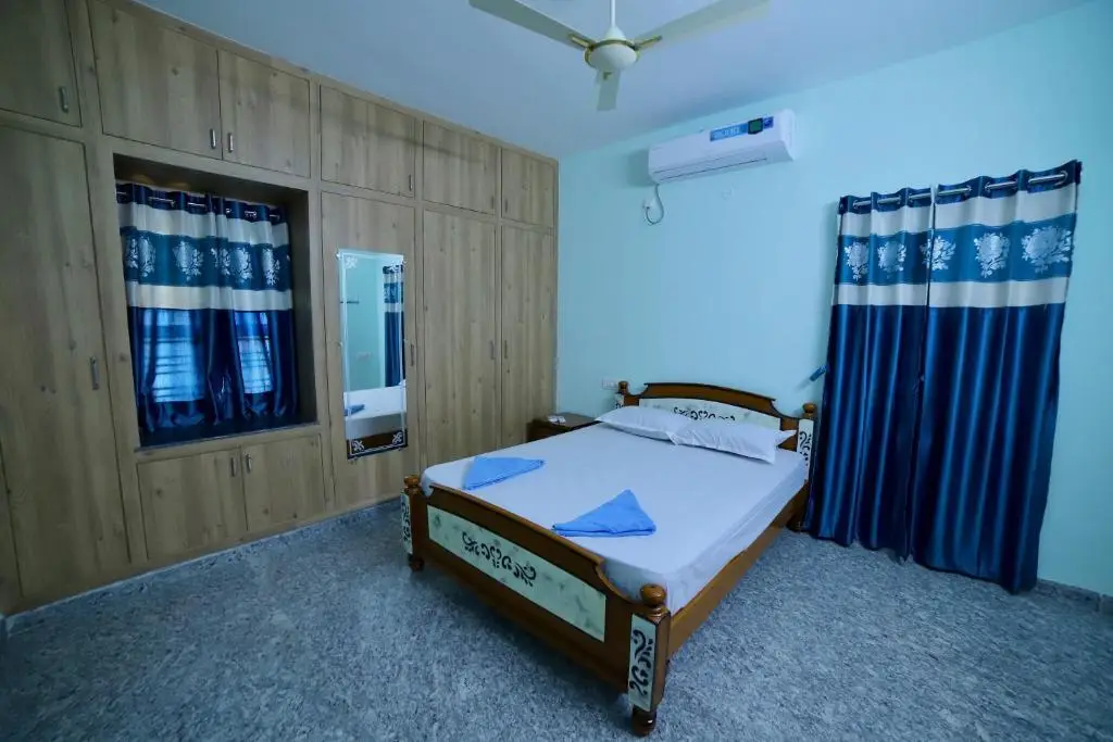 Тирупати: TrueLife Homestays - Royal Nagar - Location - Luxury - Service - Near Railway Station on the way to Tirumala Temple - Fast WiFi - Kitchen - Fully Furnished AC 2BHK Service Apartments for Families visiting Tirupati Temple - Top Service with lots of Love