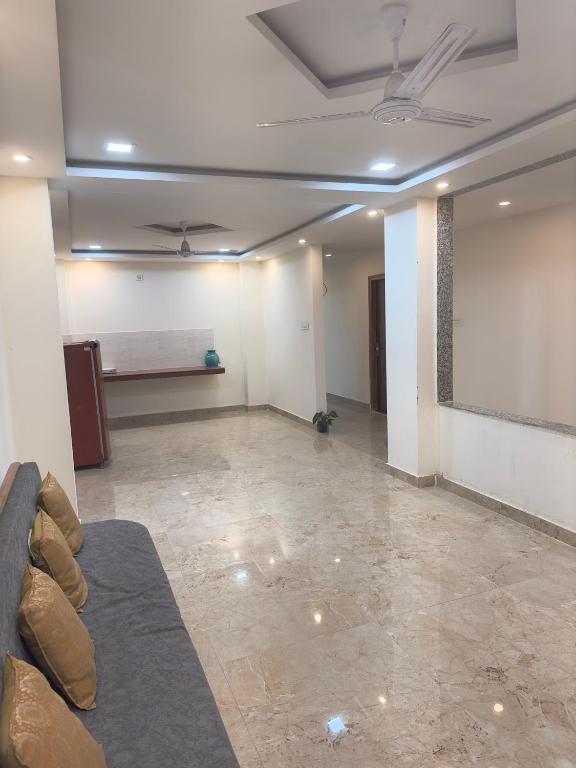 1 Deluxe & Spacious Master Bedroom with attached Washroom & Bathtub — фото 1