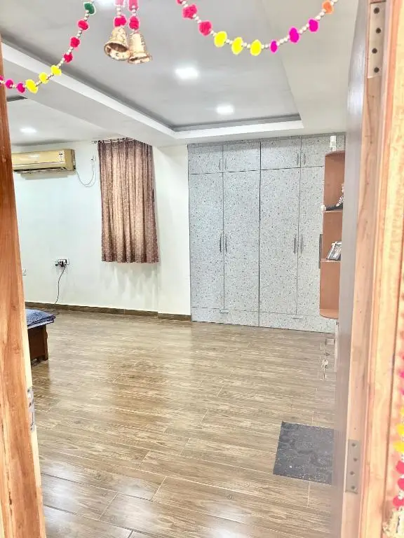 Варанаси: 1 Deluxe & Spacious Master Bedroom with attached Washroom & Bathtub