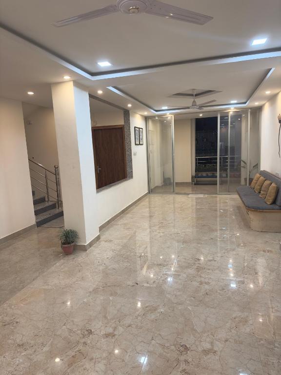 Варанаси: 1 Deluxe & Spacious Master Bedroom with attached Washroom & Bathtub