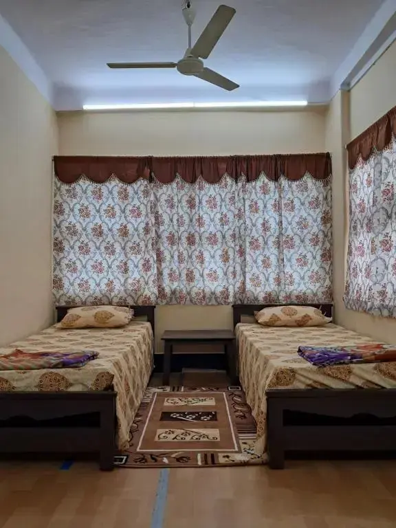 Хидерабад: 1 Room for 4 Guests OR 2 BHK for 4 to 10 Guests with AC for Families
