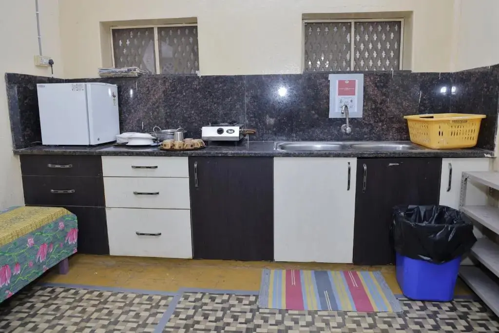 Хидерабад: 1 Room for 4 Guests OR 2 BHK for 4 to 10 Guests with AC for Families