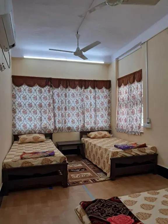 Хидерабад: 1 Room for 4 Guests OR 2 BHK for 4 to 10 Guests with AC for Families