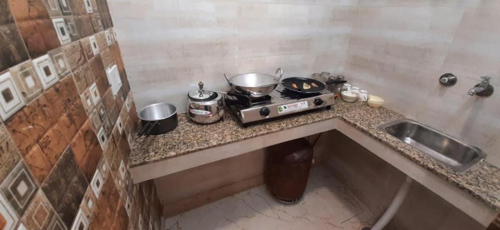 Нью-Дели: Aggarwal hotels & guest houses lajpat nagar luxury stay in independent flats with attached kitchen washroom and balcony cal 92121 ,74700