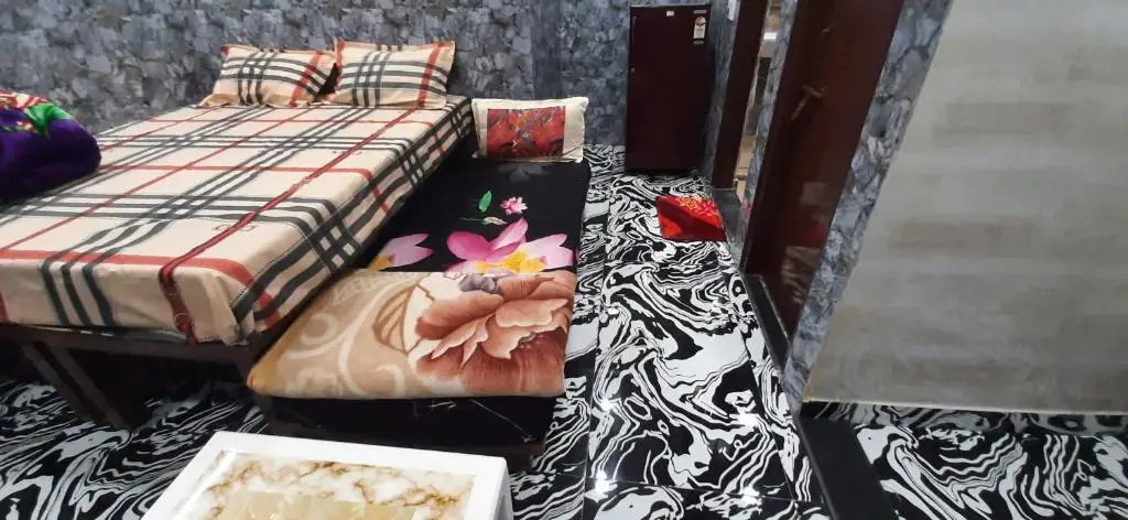 Нью-Дели: Aggarwal hotels & guest houses lajpat nagar luxury stay in independent flats with attached kitchen washroom and balcony cal 92121 ,74700