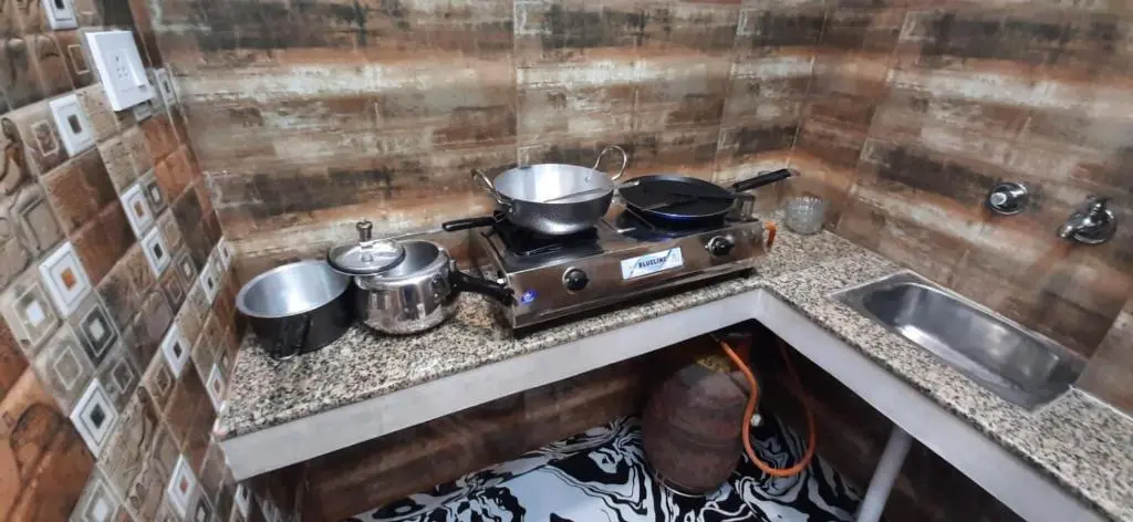 Нью-Дели: Aggarwal hotels & guest houses lajpat nagar luxury stay in independent flats with attached kitchen washroom and balcony cal 92121 ,74700
