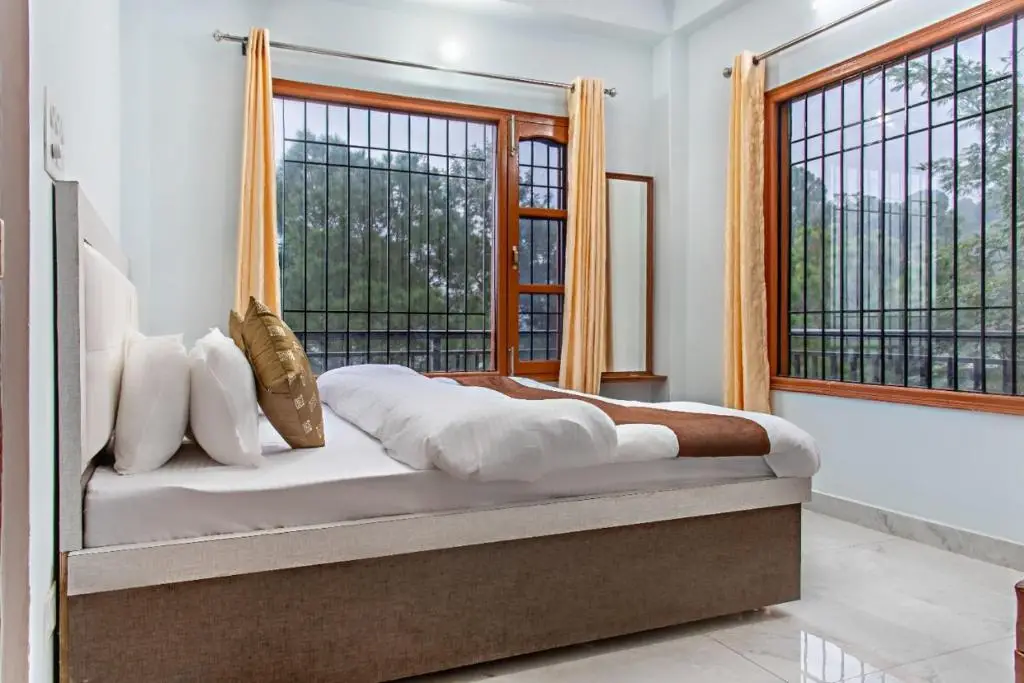 Дхарампур: 3 BHK Serviced Apartment Toy Train Lawn Kasauli