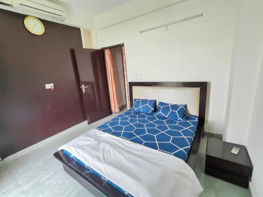 Большая Нойда: 12th Floor, Entire 2bhk with car parking