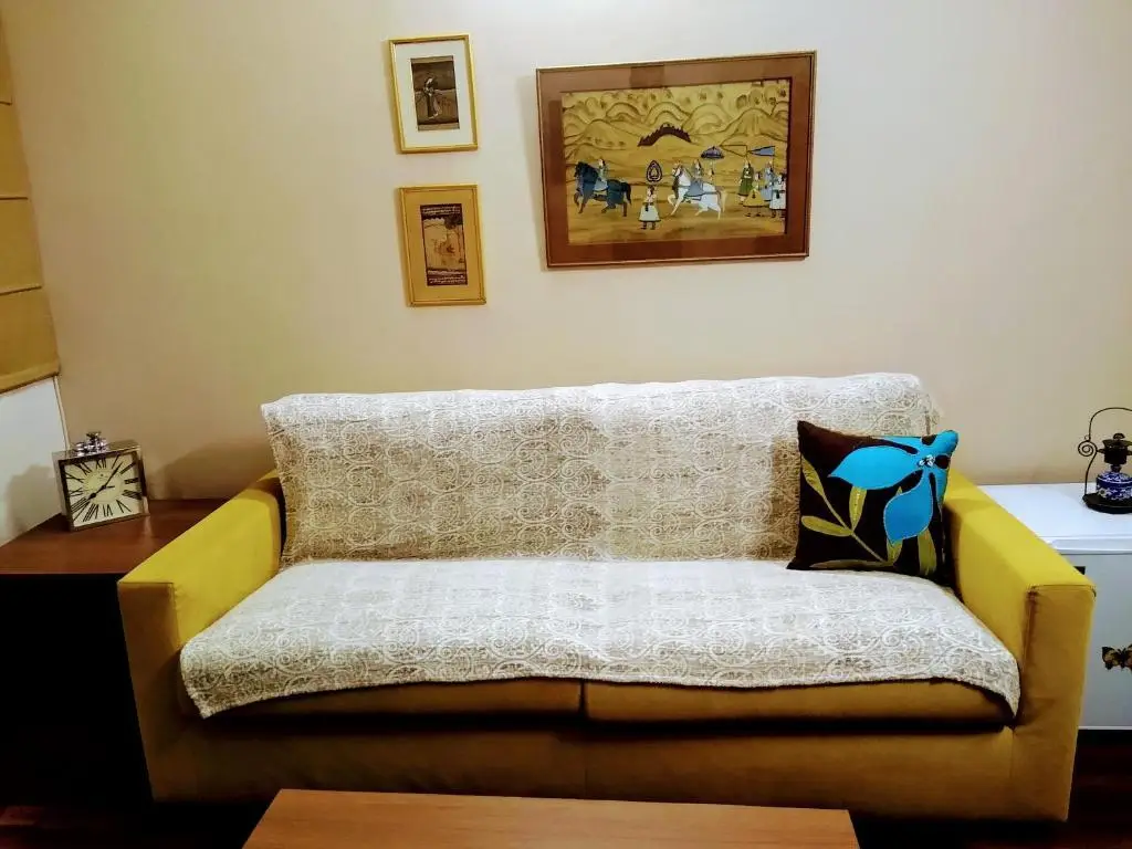 Нойда: Independent Charming Studio with balcony Urban view