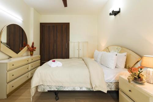 Нью-Дели: Hostie Elina-3BR Condo West/Central Delhi