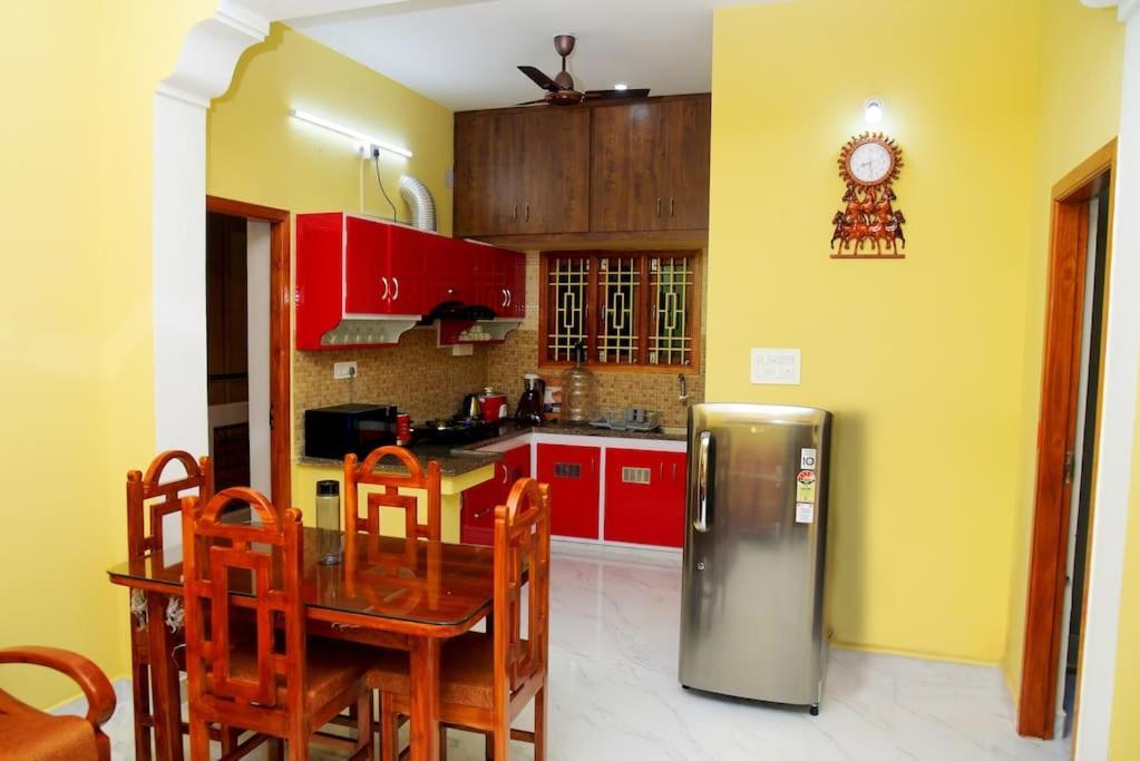 Пудучерри: Sri Apartment 2BHK For Familys Couples Parking A1