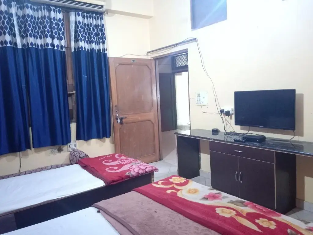 Нью-Дели: Yash Guest House 01 Minute Walk in Nizamuddin Railway Station