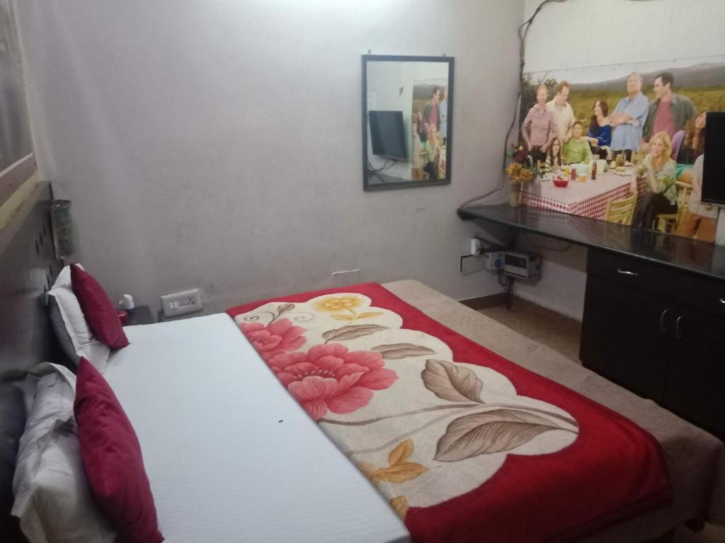 Нью-Дели: Yash Guest House 01 Minute Walk in Nizamuddin Railway Station