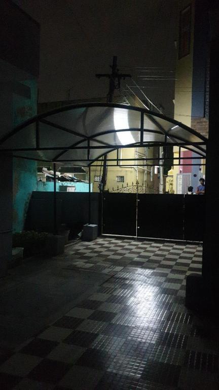 Ченнаи: Close to Chennai International Airport, 2 BHK Fully furnished with Kitchen Facility