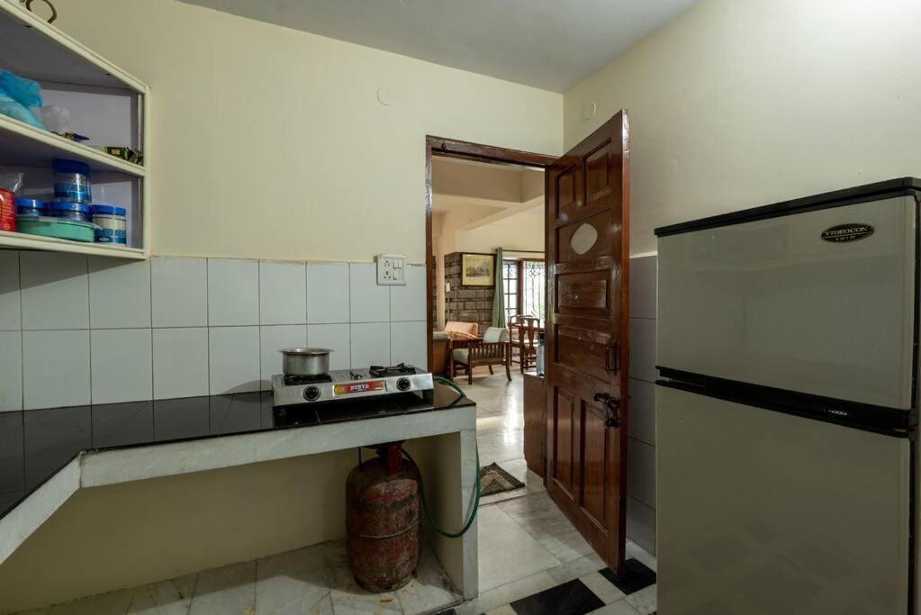 Солан: Stargazer's Chalet, 3bhk w picturesque view by Roamhome