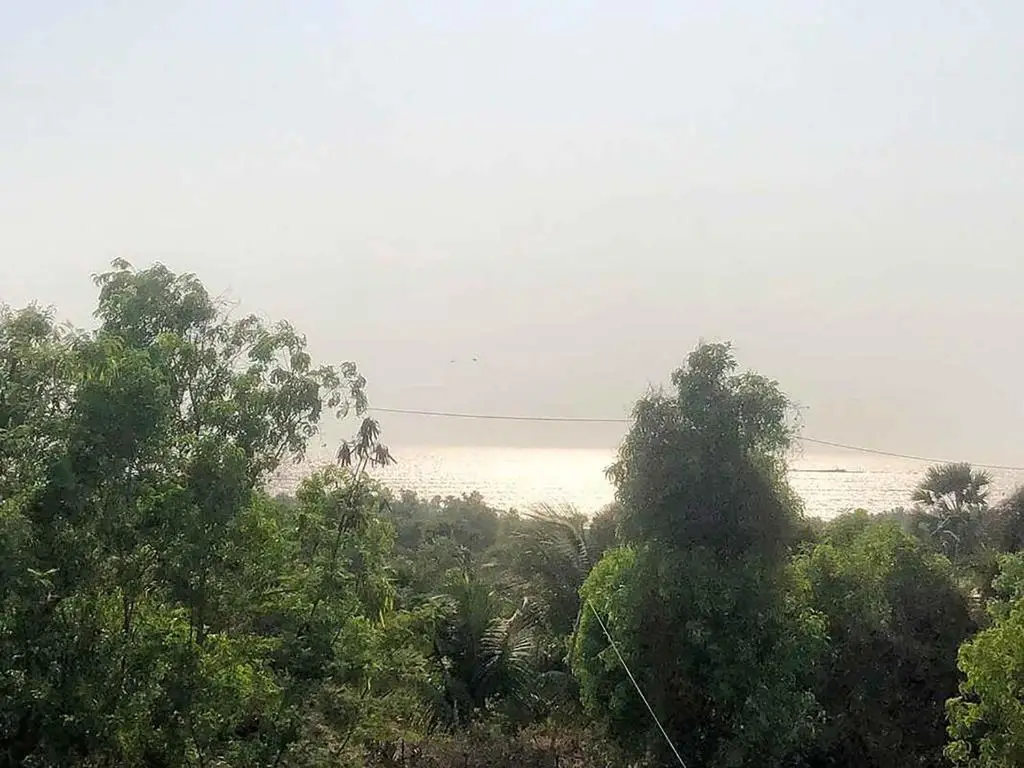 Уттан: Oceanfront 4 bed private pool Gorai beach villa near Mumbai