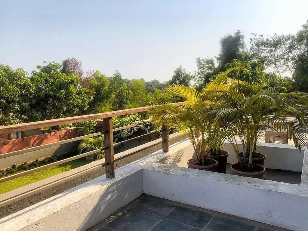 Уттан: Oceanfront 4 bed private pool Gorai beach villa near Mumbai